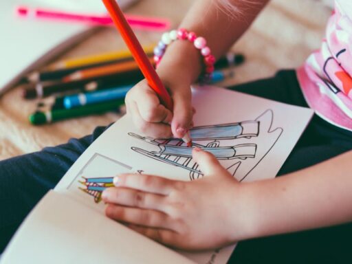 La creatividad en los niños potencia su confianza y habilidades sociales, según revela estudio de Crayola.